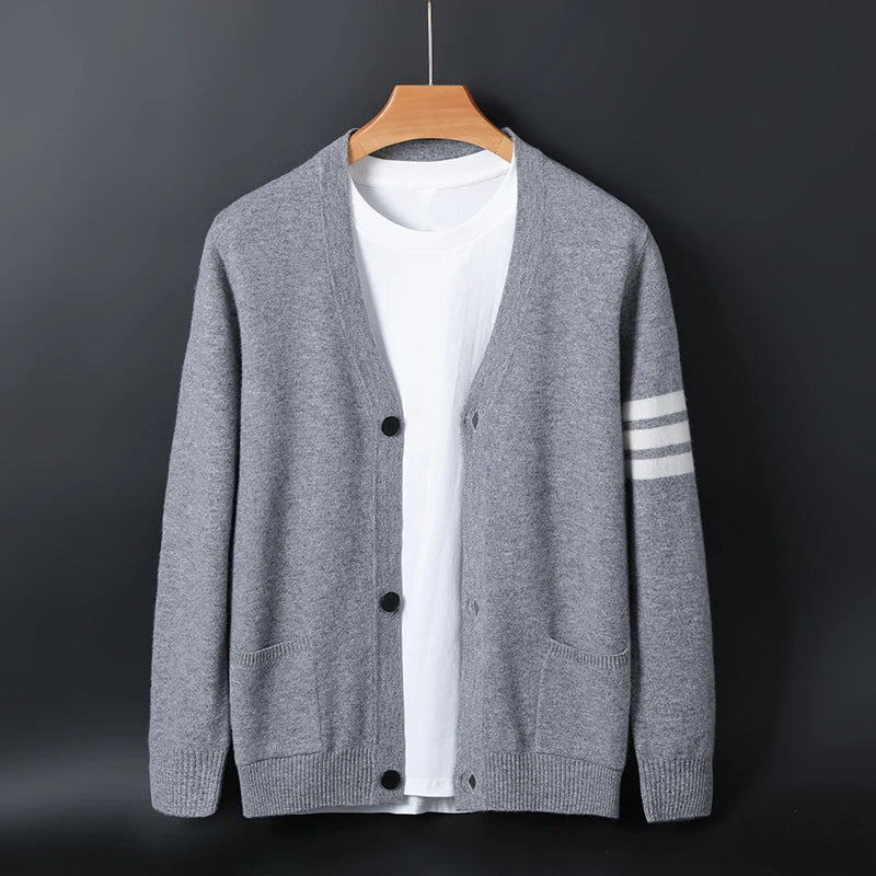 Herren Strickjacke mit Ärmelstreifen und Rippbündchen