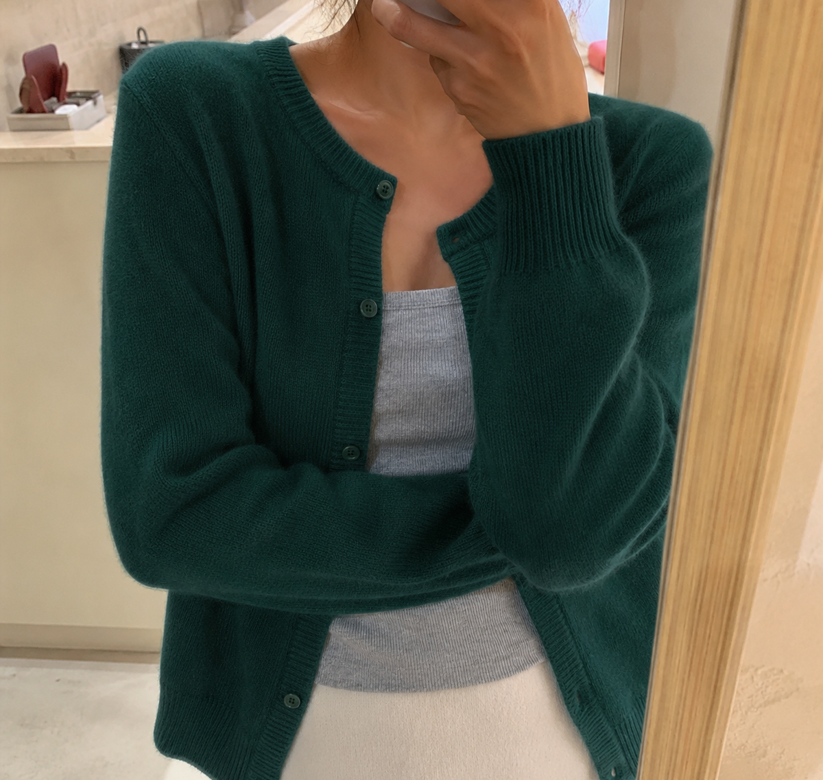 Damen Strickjacke mit Knopfleiste und Rundhalsausschnitt