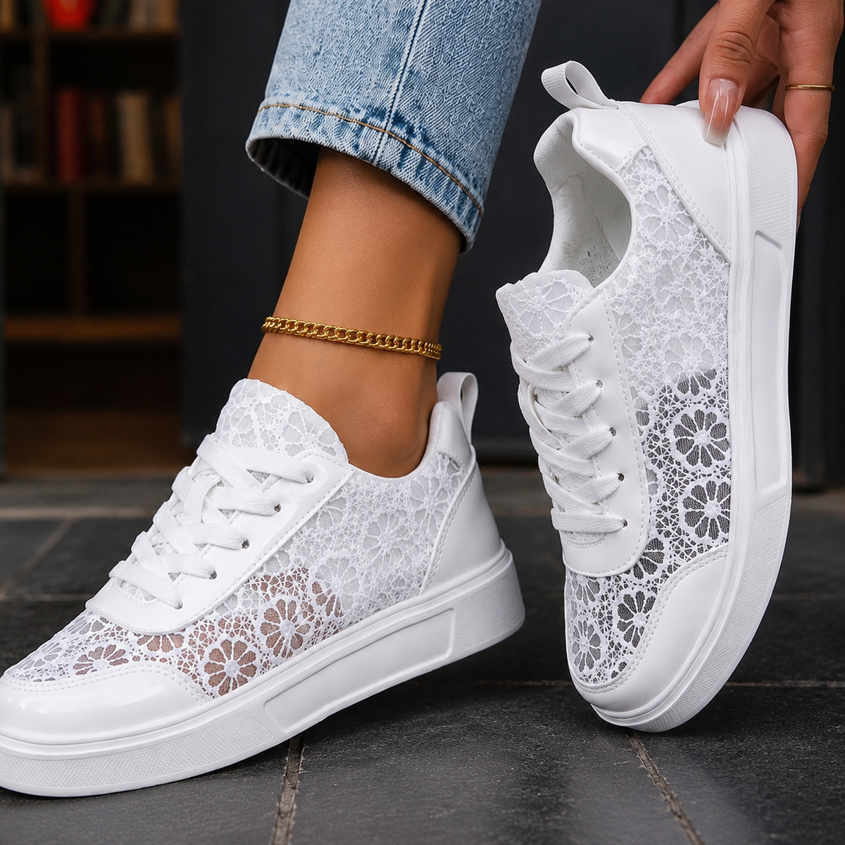 Damen Sneaker mit floralen Spitzen-Einsätzen