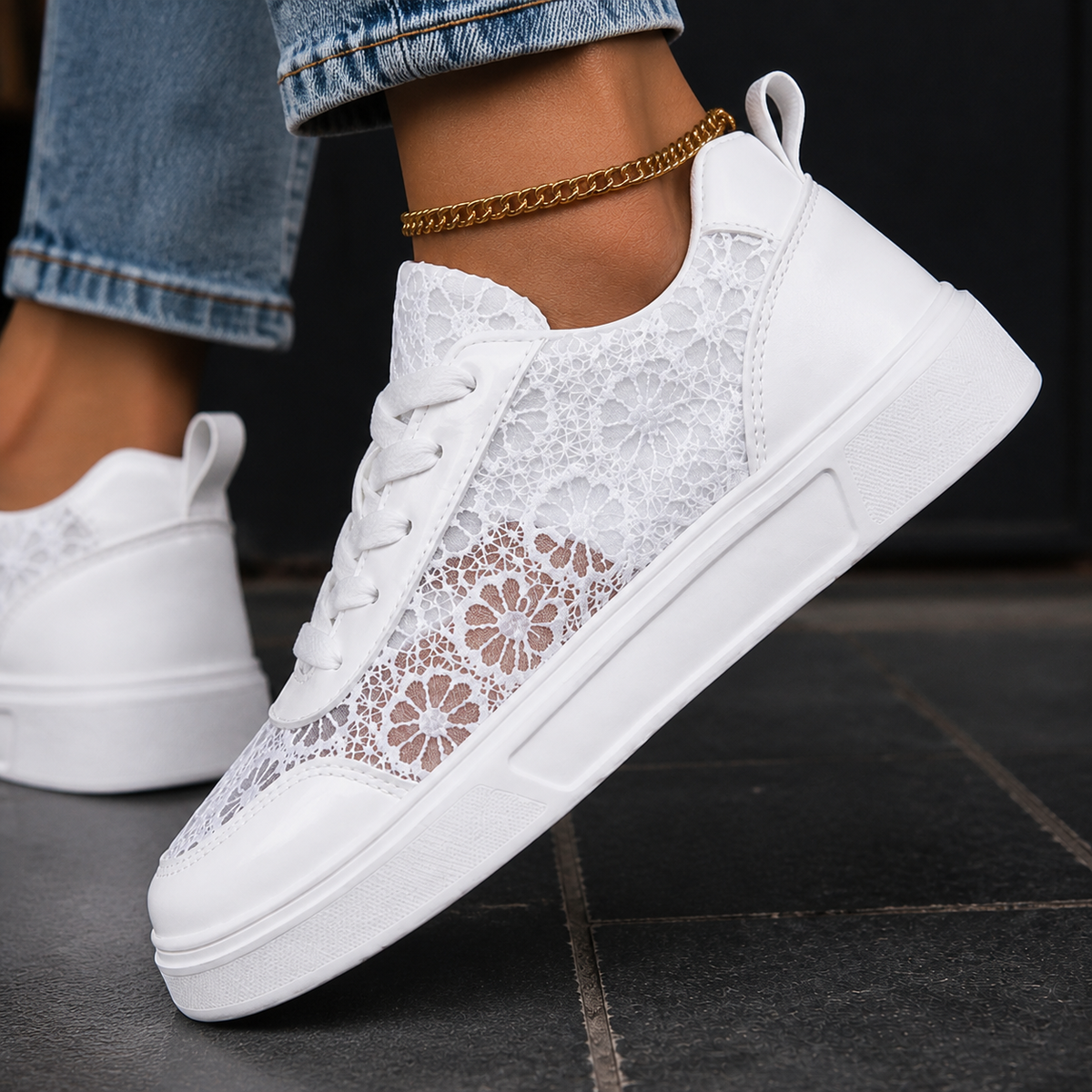 Damen Sneaker mit floralen Spitzen-Einsätzen